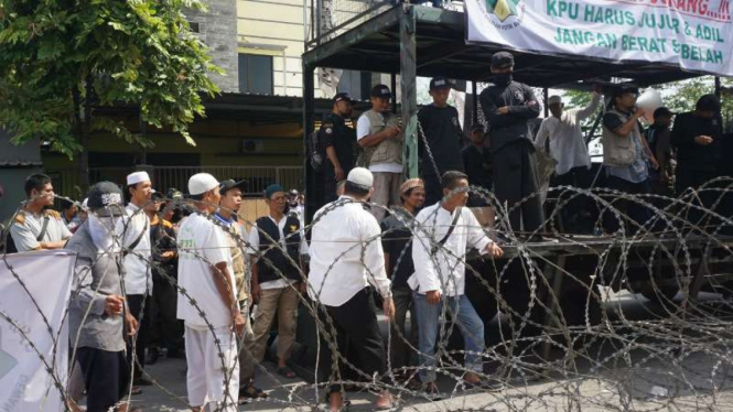 Puluhan orang yang tergabung dalam Dewan Syariah Kota Surakarta (DSKS) menggeruduk atau mendatangi kantor kantor Komisi Pemilihan Umum Solo, Jumat, 26 April 2019.