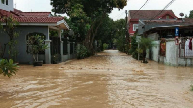 Sejumlah kawasan di Kecamatan Jati Asih, Kota Bekasi, Jawa Barat, terendam banjir dengan ketinggian air hingga dua meter pada Jumat, 26 April 2019.