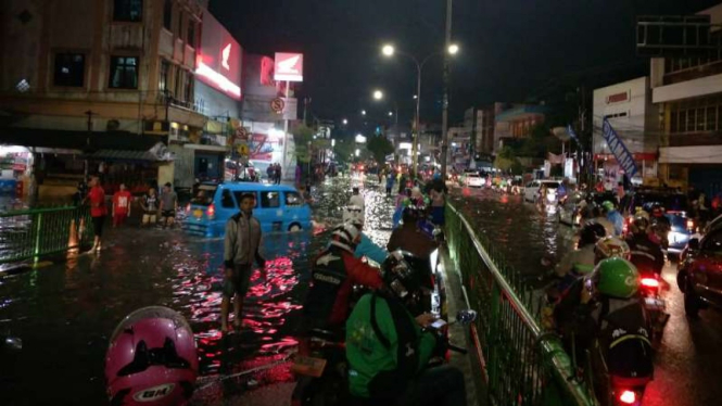 Arus lalu lintas di sejumlah jalan utama di Kota Depok, Jawa Barat, macet akibat banjir pada Jumat malam, 26 April 2019.