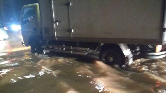 Jalan tol Bintaro-Serpong di Tengerang, Banten, dilaporkan banjir pada Jumat malam, 26 April 2019.