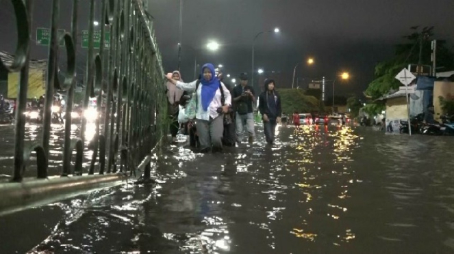 Imbas Banjir di Utama Pertokoan di Depok  Tutup Lebih Awal