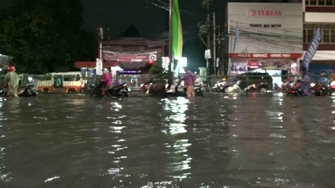 Arus lalu lintas di sejumlah jalan utama di Kota Depok, Jawa Barat, macet akibat
