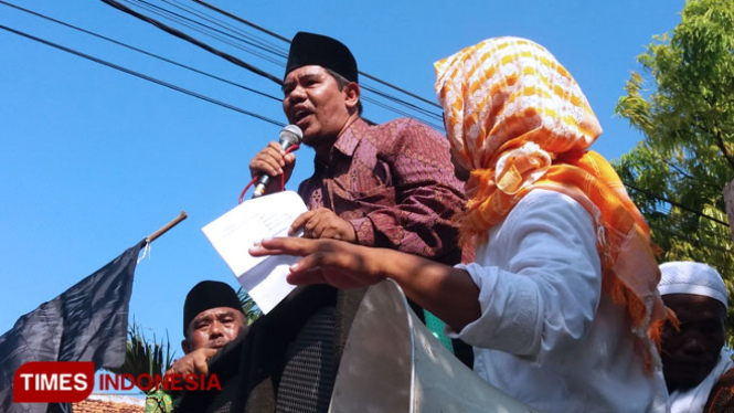 Ratusan warga Pamekasan, yang mengatasnamakan masyarakat peduli demokrasi (MPD) unjuk rasa di depan Komisi Pemilihan Umum (KPU) Pamekasan.(FOTO: akhmad syafii/TIMES Indonesia)