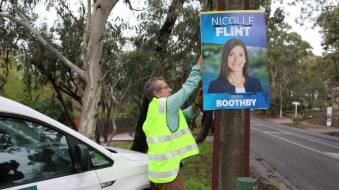 Di Australia, poster kampanye akan langsung diturunkan pihak berwenang jika dipasang di tempat yang membahayakan warga.