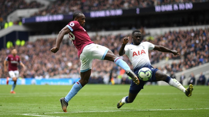 Duel Tottenham vs West Ham dalam lanjutan Premier League. 