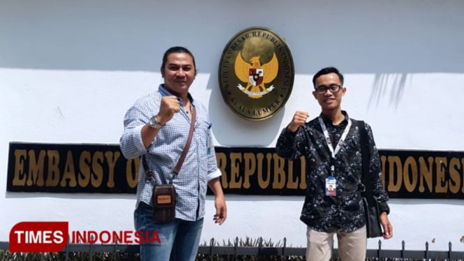 Presiden Jaringan Satu Indonesia (JSI) Abdur Qodir alias Adeng bersama wartawan TIMES Indonesia di KBRI, Kuala Lumpur, Malaysia. (FOTO: Naufal/TIMES Indonesia)