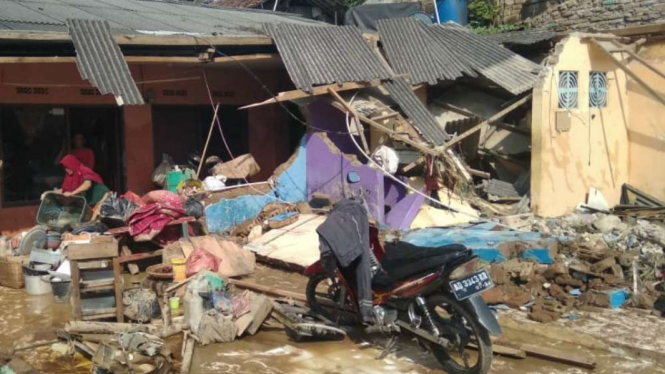 Sejumlah rumah di Bogor hancur terseret luapan sungai Ciliwung.