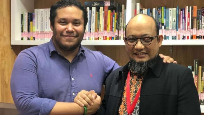 Aktivis Amnesty International Francisco Bencosme saat bertemu dengan Novel Baswedan.