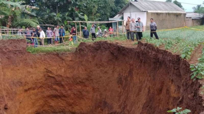 Tim ahli dari Pusat Vulkanologi dan Mitigasi Bencana Geologi (PVMG).