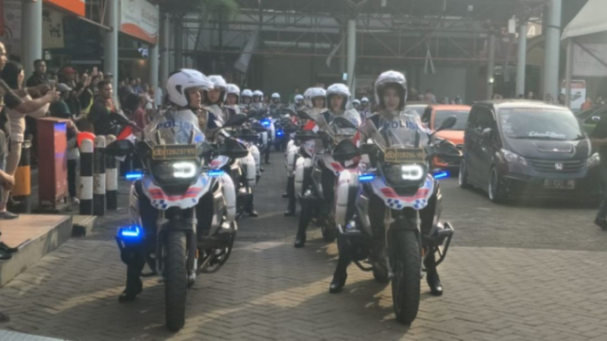 Polwan beraksi dengan motor gede di IIMS 2019
