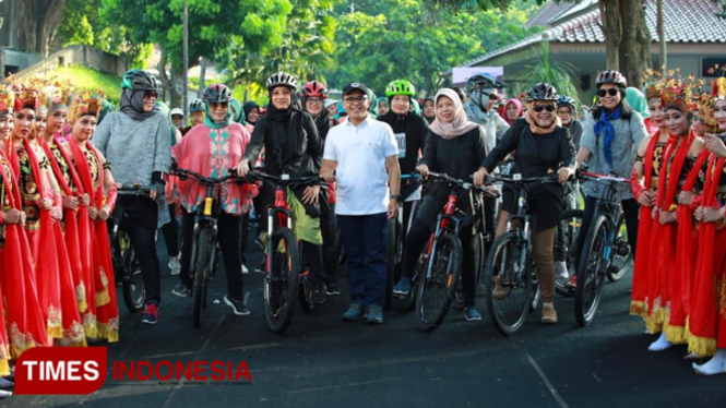 Keunikan Kompetisi Bersepeda Sambil Berkebaya di Women Cycling Challenge 2019. (FOTO: Roghib Mabrur/TIMES Indonesia)