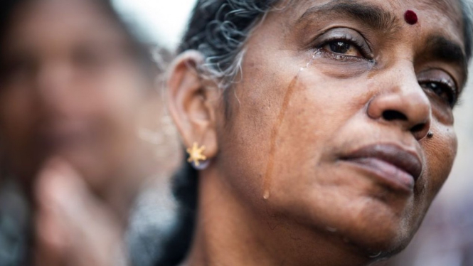 Seorang perempuan warga Kolombo telrihat menangis, Minggu (28/04), tidak jauh dari gereja St. Anthony yang menjadi target serangan bom. - JEWEL SAMAD/AFP/Getty Images