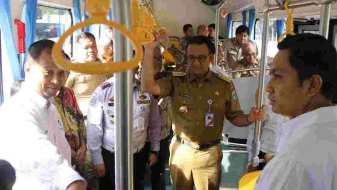 Gubernur DKI Jakarta Anies Baswedan uji coba bus listrik untuk Transjakarta.