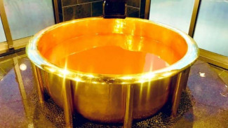 Berendam di Bathtub Emas Pembawa Keberuntungan