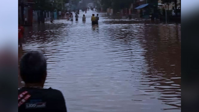 Jalur Pantura Kraton lumpuh selama 12 jam akibat banjir yang menggenangi, dari luapan Sungai Welang (istimewa)