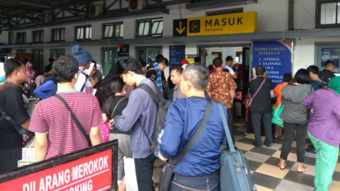 Penumpang KA mengantre di Stasiun Malang.