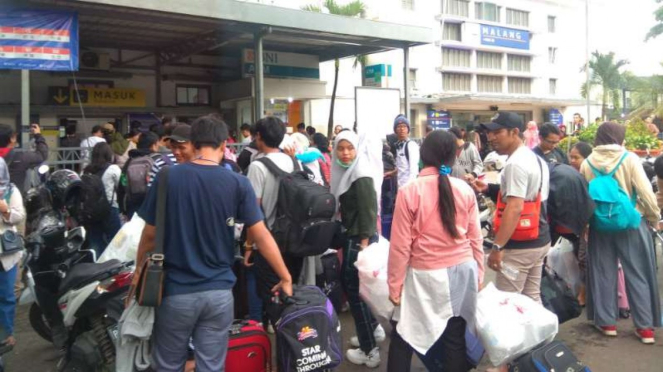 Penumpang KA mengantre di Stasiun Malang.