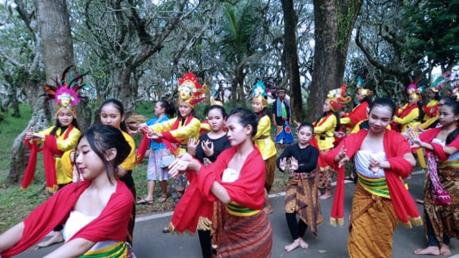 Atraksi seni tari kolaborasi Kampung Budaya Poliwijen dan Universitas Negeri Malang (FOTO: Istimewa)