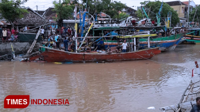 Kapal nelayan yang rusak diterjang banjir di pelabuhan kota pasuruan. (FOTO: Robert/TIMES Indonesia)