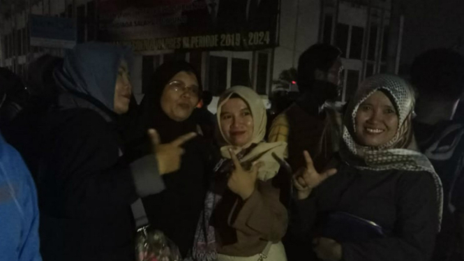 Aksi emak-emak pendukung Prabowo-Sandi jaga baliho