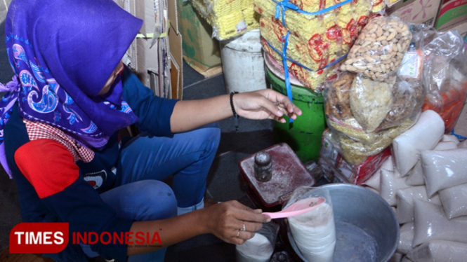 Pedagang di Pasar Sidoharjo menakar beras untuk pembeli. (FOTO: dok TIMES Indonesia)