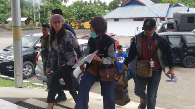 KPK menangkap tangan Bupati Kepulauan Talaud Sri Wahyuni Maria Manalip dan beberapa orang pada yang belum dietahui identitas mereka di Sulawesi Utara pada Selasa, 30 April 2019.