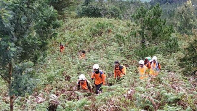 Tim SAR mencari dua remaja pendaki yang dilaporkan hilang di puncak Gunung Bawakaraeng, Kabupaten Gowa, Sulawesi Selatan, Selasa, 30 April 2019.