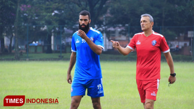 Sylvano Comvalius telah mengikuti latihan perdananya bersama tim barunya Arema Fc di Lapangan luar Stadion Gajayana Malang. Selasa, 30/4/2019. (FOTO: Tria Adha/TIMES Indonesia)