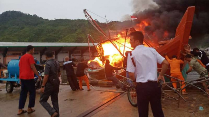 Kapal nelayan terbakar di Sibolga. 