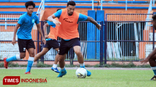 Salah satu aksi Setriker Persela asal Brasil, Alex dos Santos Goncalves, dalam sesi latihan di Stadion Surajaya Lamongan, (FOTO: MFA Rohmatillah/TIMES Indonesia/ TIMES Indonesia)