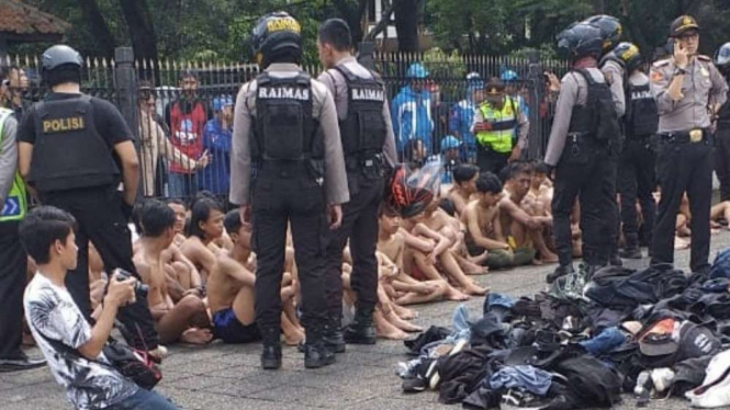 Polisi tangkap para pembuat onar saat aksi May Day di Bandung.