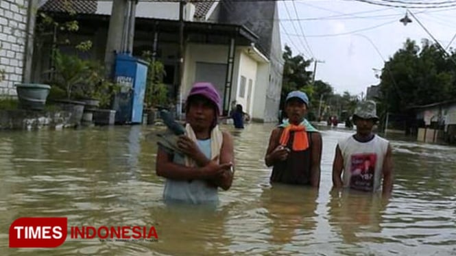 Banjir di Desa Munggugianti, Benjeng akibat luapan Kali Lamong pada Rabu (1/5/2019) sore. (FOTO: Akmal/TIMES Indonesia)