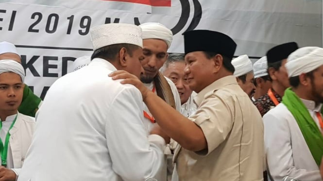 Capres nomor urut 02 Prabowo Subianto dan Ketua GNPF Yusuf Martak saat hadiri Ijtima Ulama III