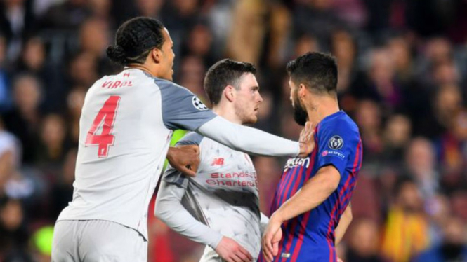 Adu argumen antara bomber Barcelona, Luis Suarez, dengan Andrew Robertson