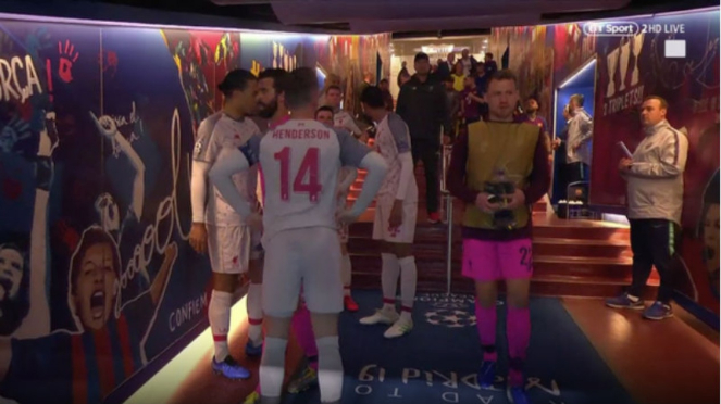 Situasi usai keributan pemain Liverpool dengan Suarez di lorong Camp Nou