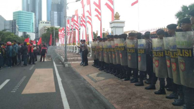 Polisi mengamankan Gedung Negara Grahadi Surabaya, Jawa Timur, saat May Day pada Rabu, 1 Mei 2019.
