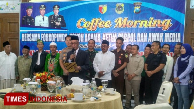 Deklarasi damai pasca pelaksanaan Pemilu bersama tokoh agama, ketua Parpol dan Forkopimda,  di Mapolres Bondowoso dipimpin oleh Bupati Salwa Arifin (FOTO: Moh Bahri/TIMES Indonesia)