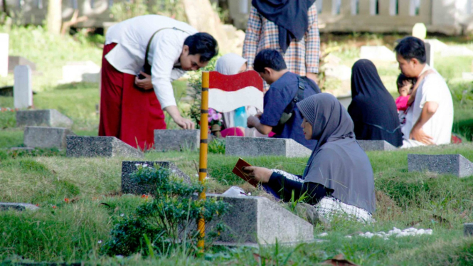Peziarah berdoa di makam kerabatnya saat ziarah kubur di TPU Pondok Rajeg, Bogor, Jawa Barat, Rabu, 1 Mei 2019.