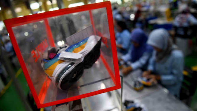 Pekerja memproduksi sepatu untuk diekspor (foto ilustrasi).