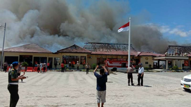 Markas Kepolisian Resor Lampung Selatan di Lampung dilaporkan kebakaran pada Kamis siang, 2 Mei 2019. 