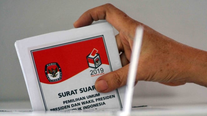 Warga memasukkan surat suara saat Pemilu 2019 (Foto ilustrasi).