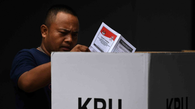 Warga menggunakan hak politiknya ketika mengikuti Pemungutan Suara Ulang (PSU) Pemilu 2019 di TPS 02, Pasar Baru, Jakarta