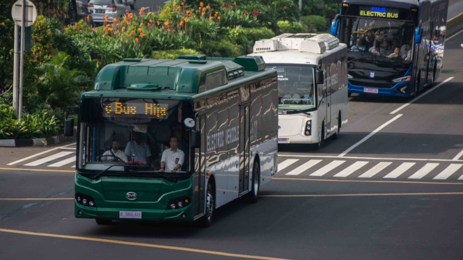 Tiga bus listrik melintas saat diuji coba di Jalan MH Thamrin, Jakarta