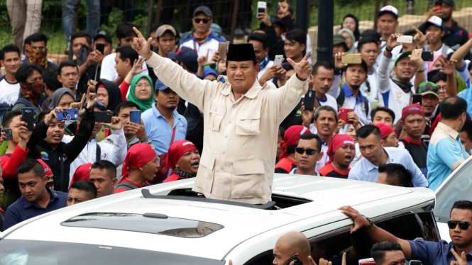 Calon Presiden nomor urut 02 Prabowo Subianto (tengah) meninggalkan lokasi seusai menghadiri aksi peringatan Hari Buruh Internasional (May Day) di Tenis Indoor Senayan, Jakarta