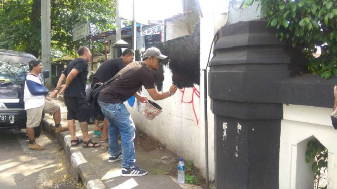 Para pegiat komunitas Arek Malang mengecat ulang bangunan-bangunan cagar budaya yang dicorat-coret oleh kelompok Anarko-Sindikalisme di Kota Malang, Jawa Timur, Kamis, 2 Mei 2019.