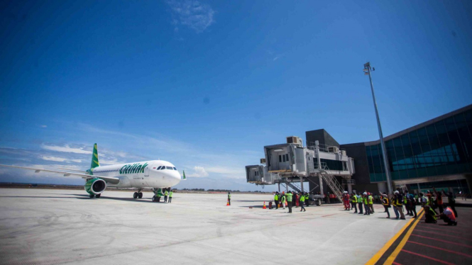 Pesawat komersial maskapai Citilink mendarat di landasan Yogyakarta International Airport (YIA) saat 