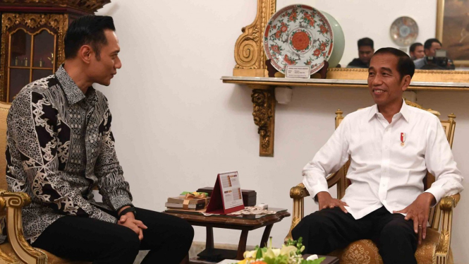 Presiden Joko Widodo (kanan) menerima kunjungan Komandan Komando Satuan Tugas Bersama (Kogasma) Partai Demokrat Agus Harimurti Yudhoyono (AHY) di Istana Negara, Jakarta, beberapa waktu lalu.