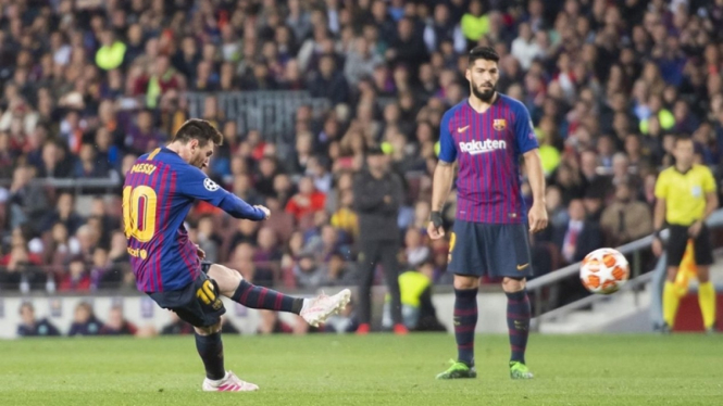 Megabintang Barcelona, Lionel Messi melepaskan tendangan bebas
