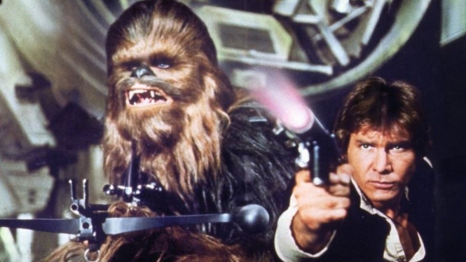 Peter Mayhew memerankan Chewbacca (L) bersama Harrison Ford dalam Star Wars Episode IV - Lucasfilm
