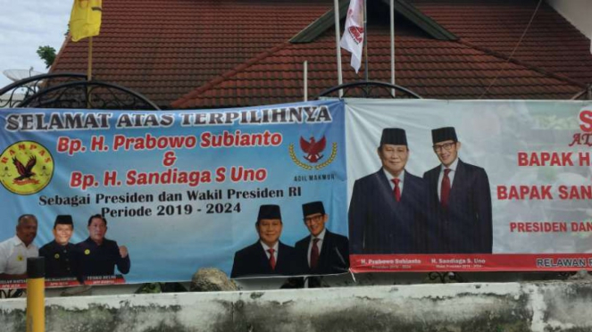 Papan-papan bunga dan spanduk ucapan selamat kepada Prabowo Subianto dan Sandiag